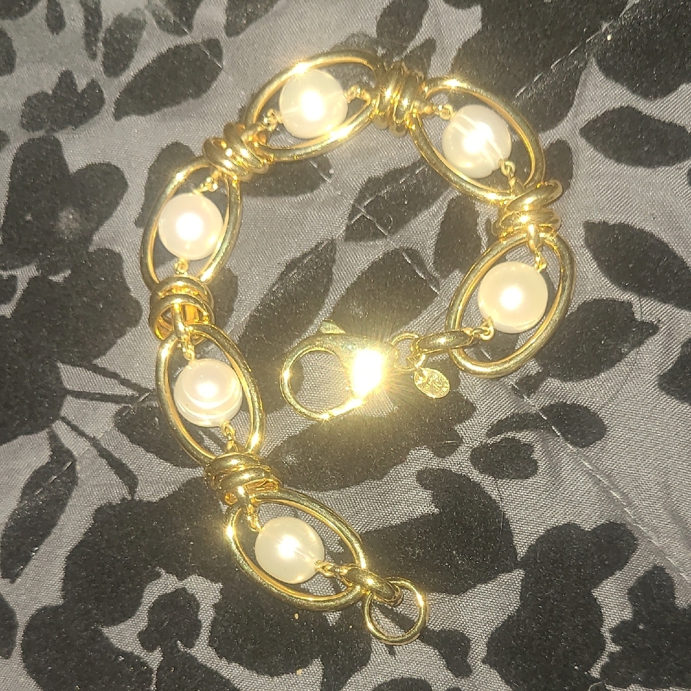 Elegant Gold and Pearl Bracelet